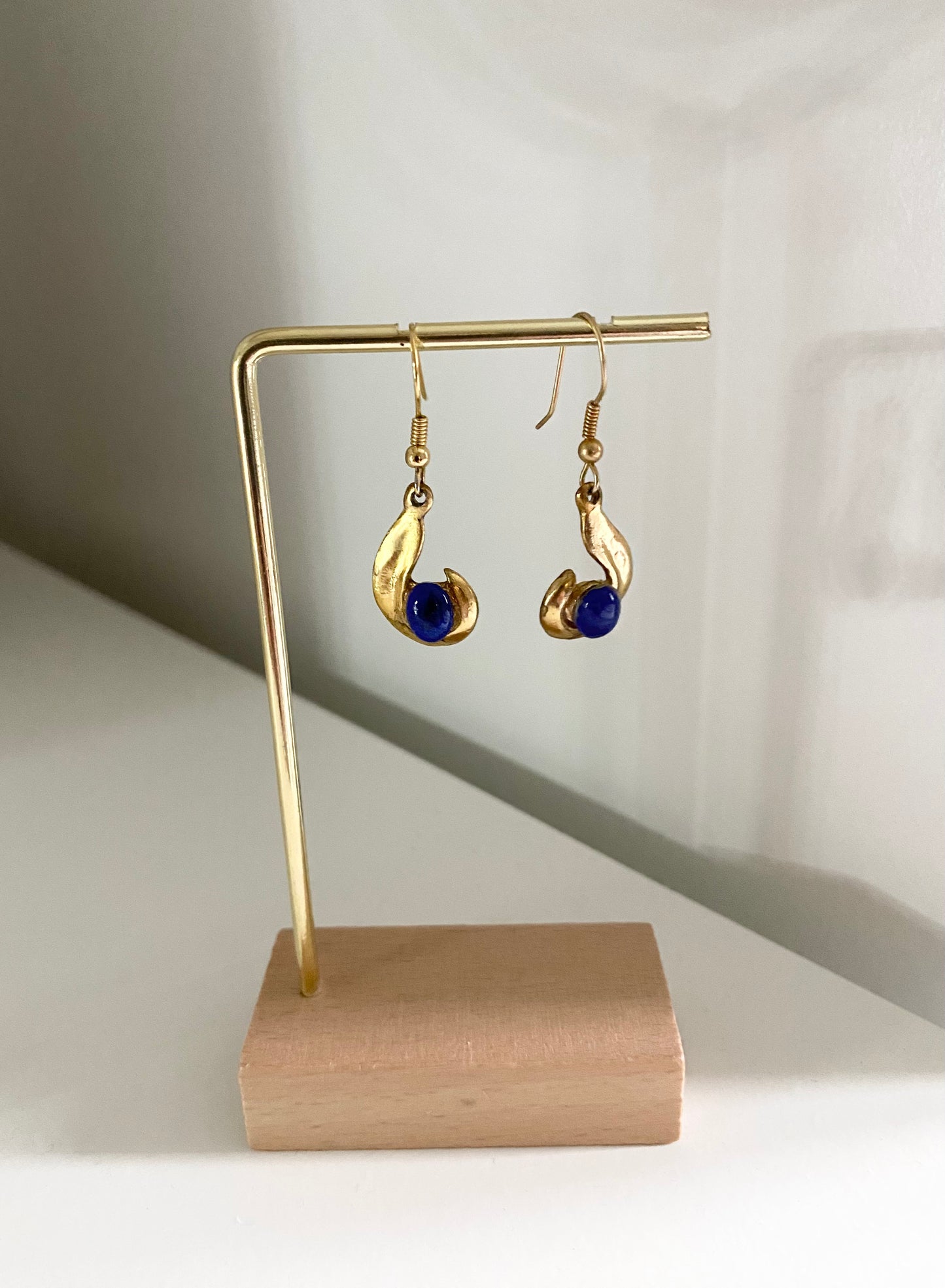 Lapis-Lazuli Ohrhänger – Organisches Design in Gold-Optik