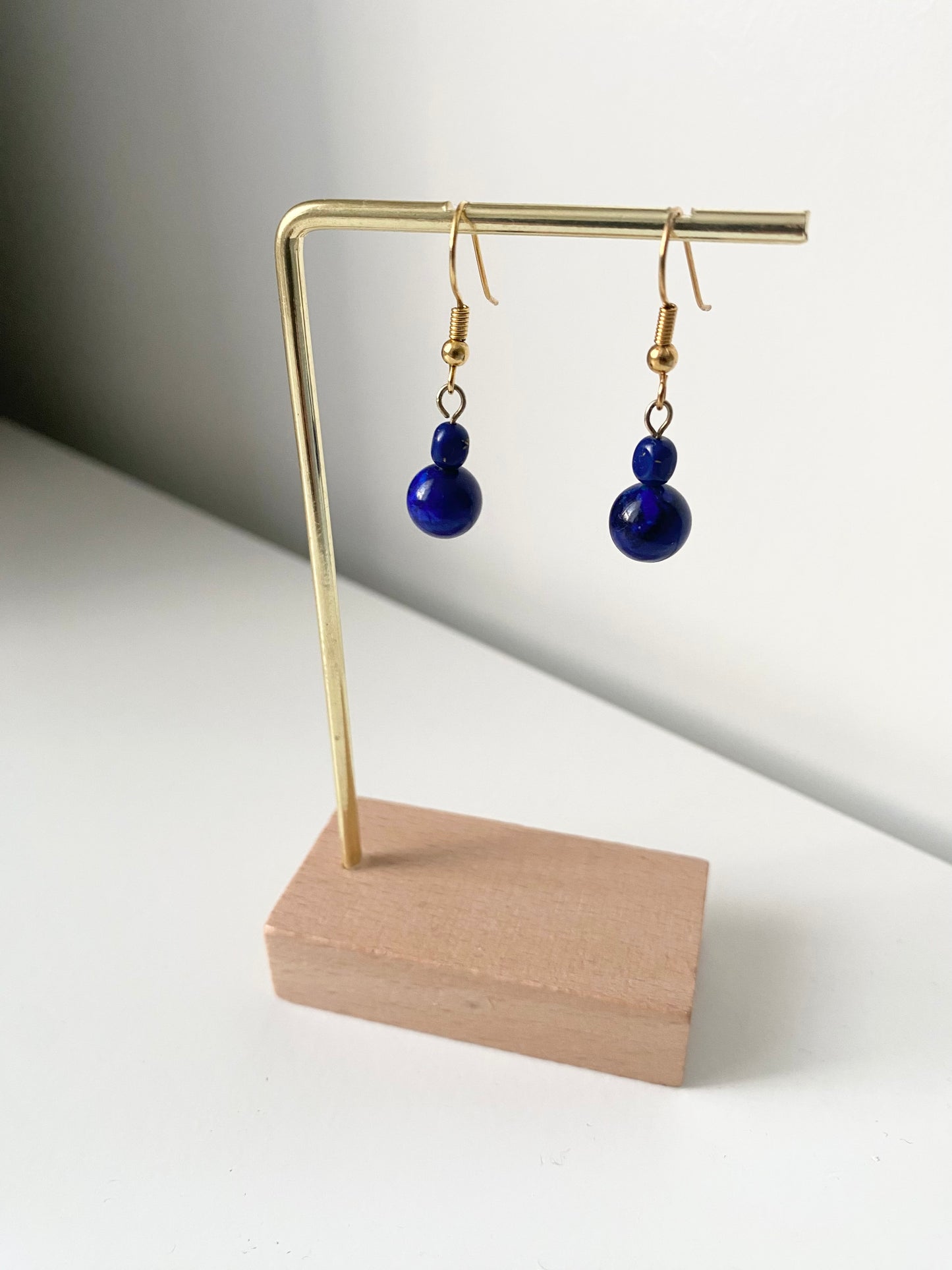Lapis-Lazuli Ohrhänger – Minimalistisches Design in Gold-Optik